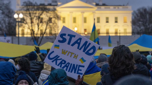 Protesters against the Russian invasion of Ukraine in front of the White House