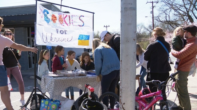 Jane and Sara Somers, along with their friends, organize a bake sale for Ukrainian refugees.