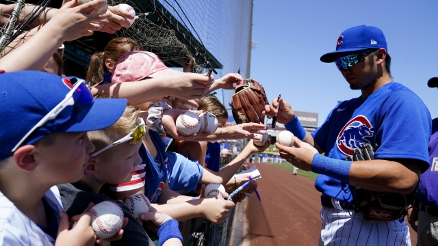 Chicago Cubs' Seiya Suzuki signs autographs