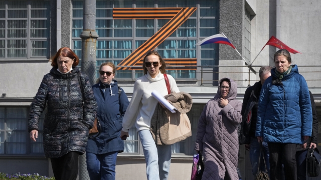 People walk past a letter Z, which has become a symbol of the Russian military.