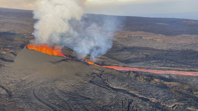 Fissure 3 is seen erupting on the Northeast Rift Zone of Mauna Loa.