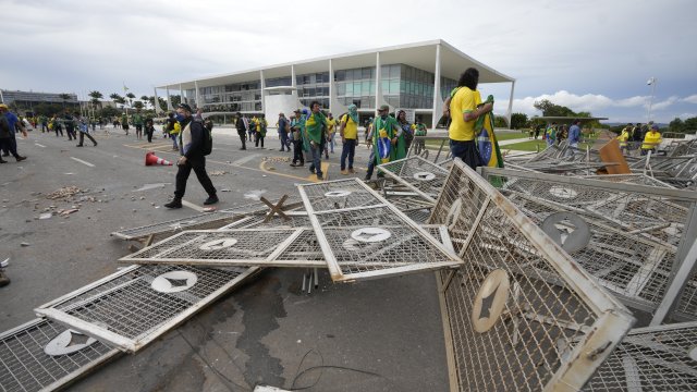 Protesters storm Brazil's presidential palace.