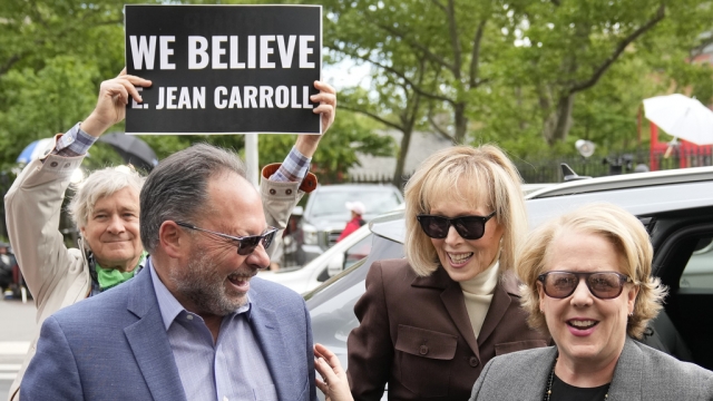 Image shows E. Jean Carroll arriving at Manhattan federal court.
