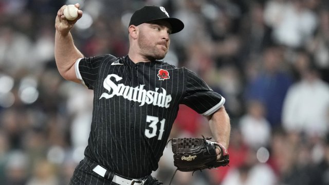 Hendriks makes emotional return to White Sox after battle with cancer
