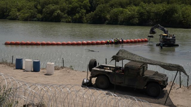Floating barrier in the Rio Grande