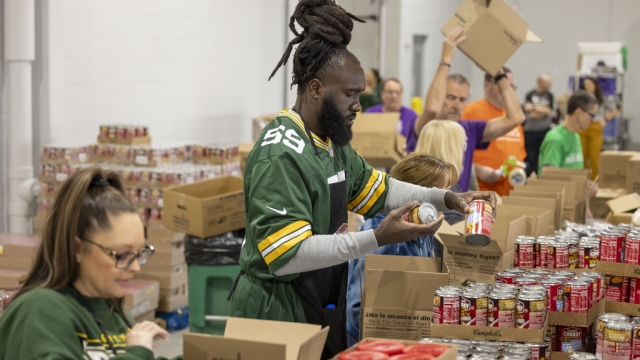 Green Bay Packers linebacker De'Vondre Campbell give back to the Northeast Wisconsin community to help fight food insecurity.