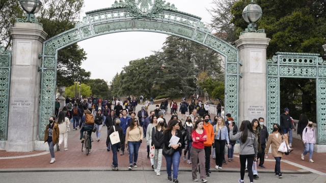 College students walking through University of California, Berkeley.
