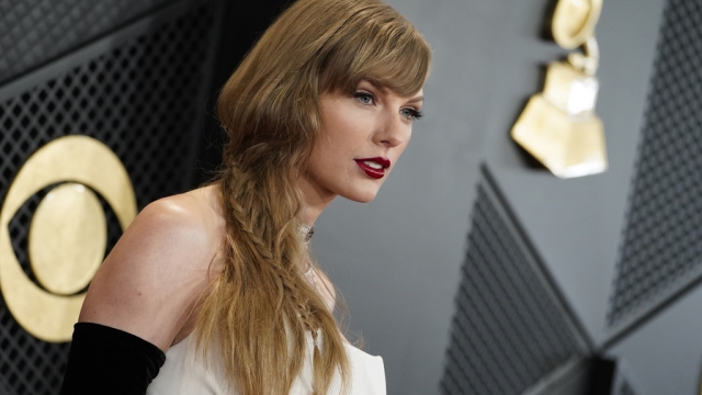 Paparazzi accuses Taylor Swift's dad of punching him in face in Sydney