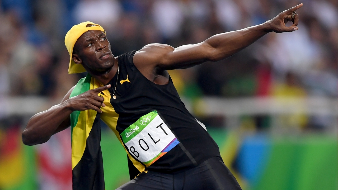 Usain Bolt after winning Men's 200m final, strikes lightning bolt pose,  Stadium, London 2012, Stock Photo, Picture And Rights Managed Image. Pic.  RHA-1167-1110 | agefotostock