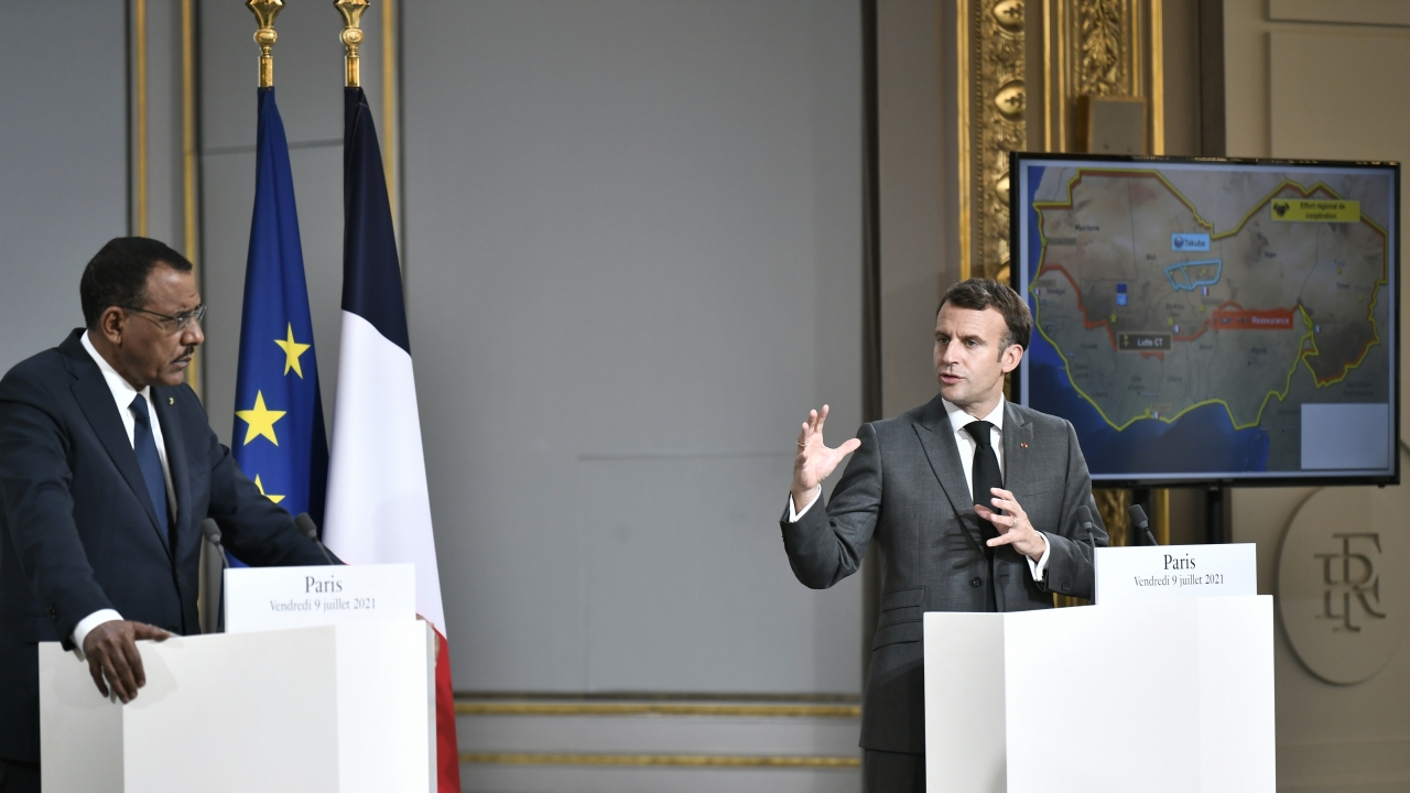 French President Emmanuel Macron, right, and Niger's President Mohamed Bazoum hold a press conference.