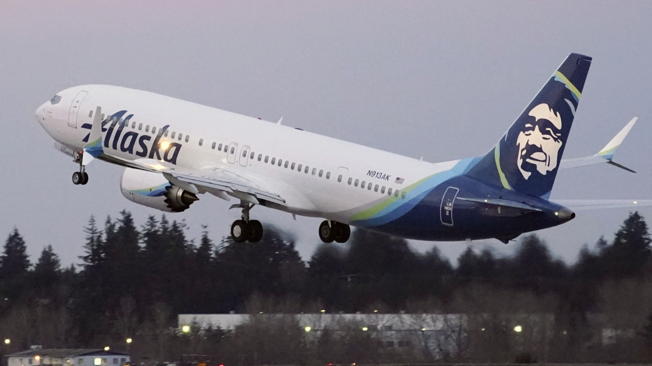 An Alaska Airlines passenger flight on a Boeing 737-9 Max airplane