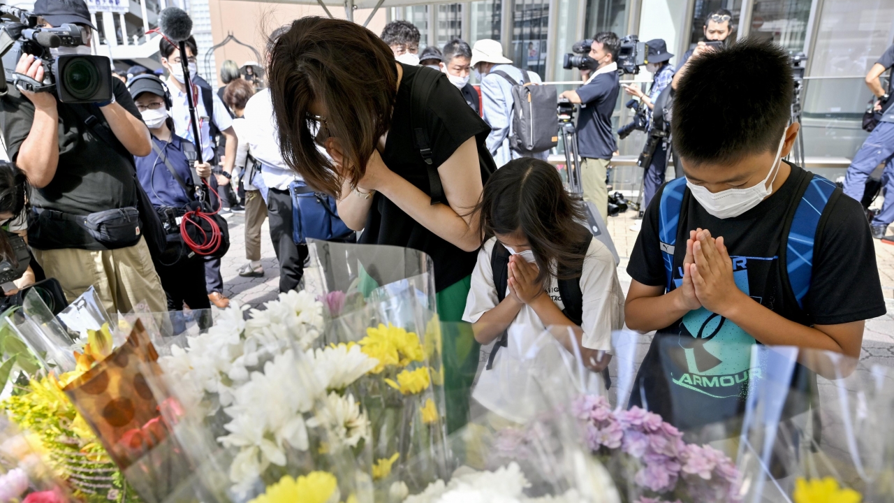 People offer prayers at a makeshift memorial near the scene where the former Prime Minister Shinzo Abe was fatally shot