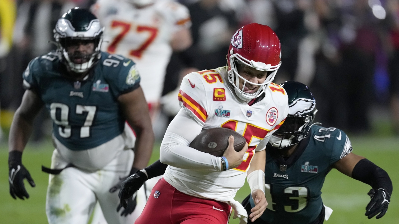 Super Bowl magic: Patrick Mahomes, Chiefs beat Eagles 38-35
