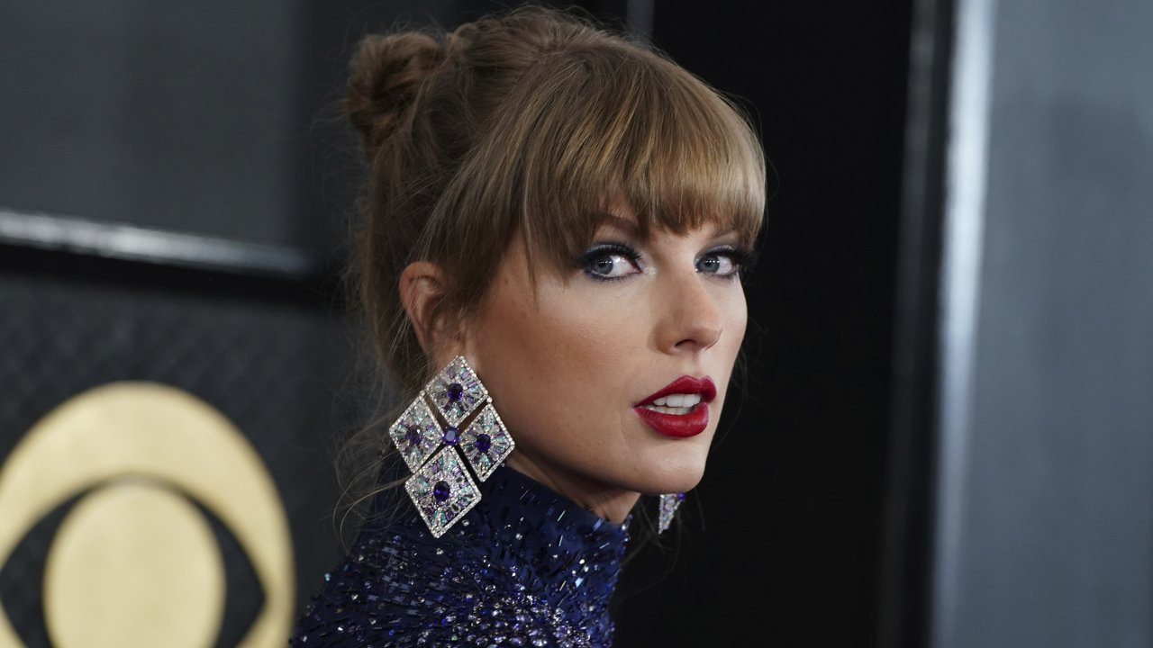 Taylor Swift arrives at the 65th annual Grammy Awards