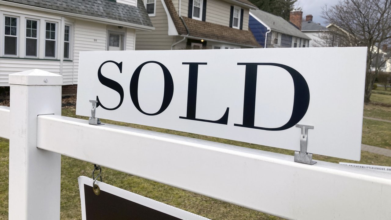 Sold sign in front of a home in New York