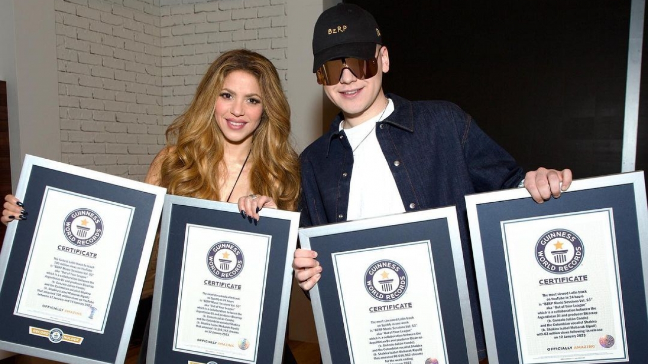 Shakira and Bizarrap with their GWR certificates.