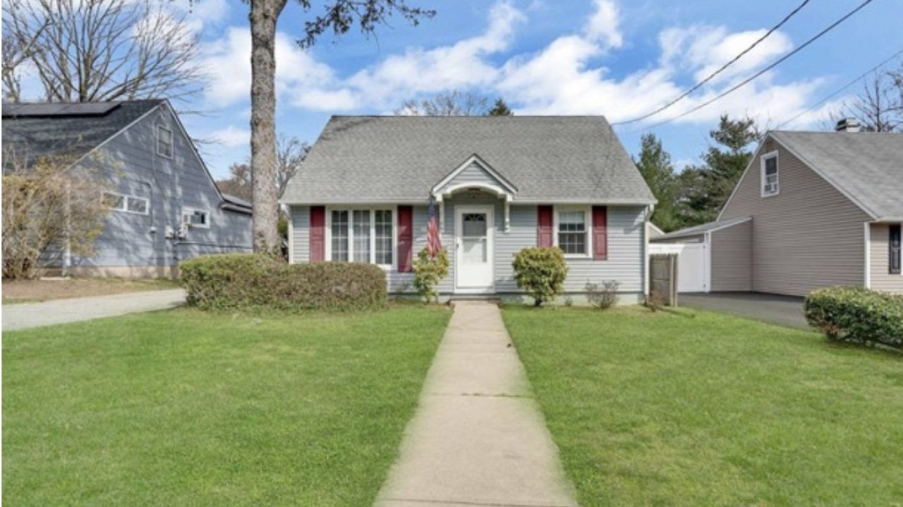 This 1,200 square-foot home in Waldwick, NJ, received 20 offers for asking price of $400,000 April, 2023.
