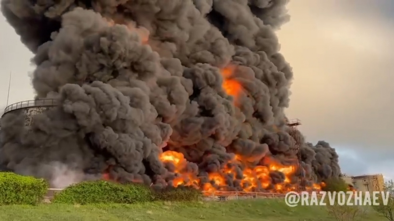 A massive fire and smoke engulf a Crimea oil depot.