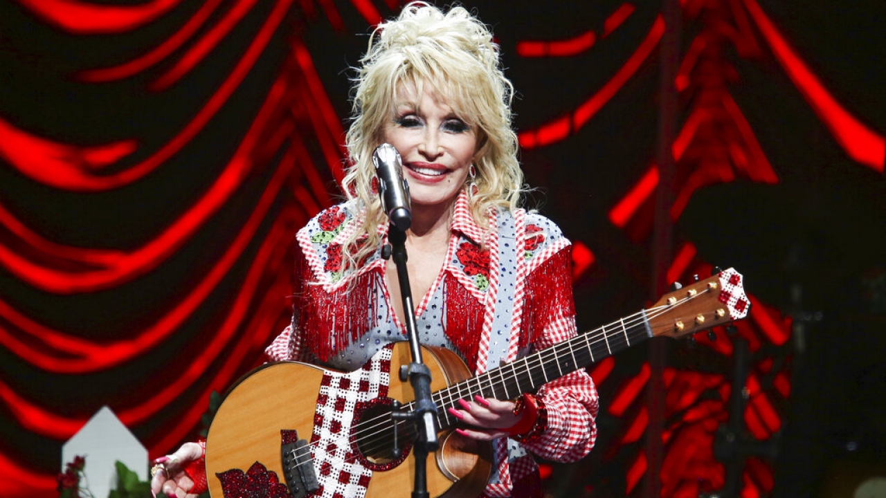 Dolly Parton performing