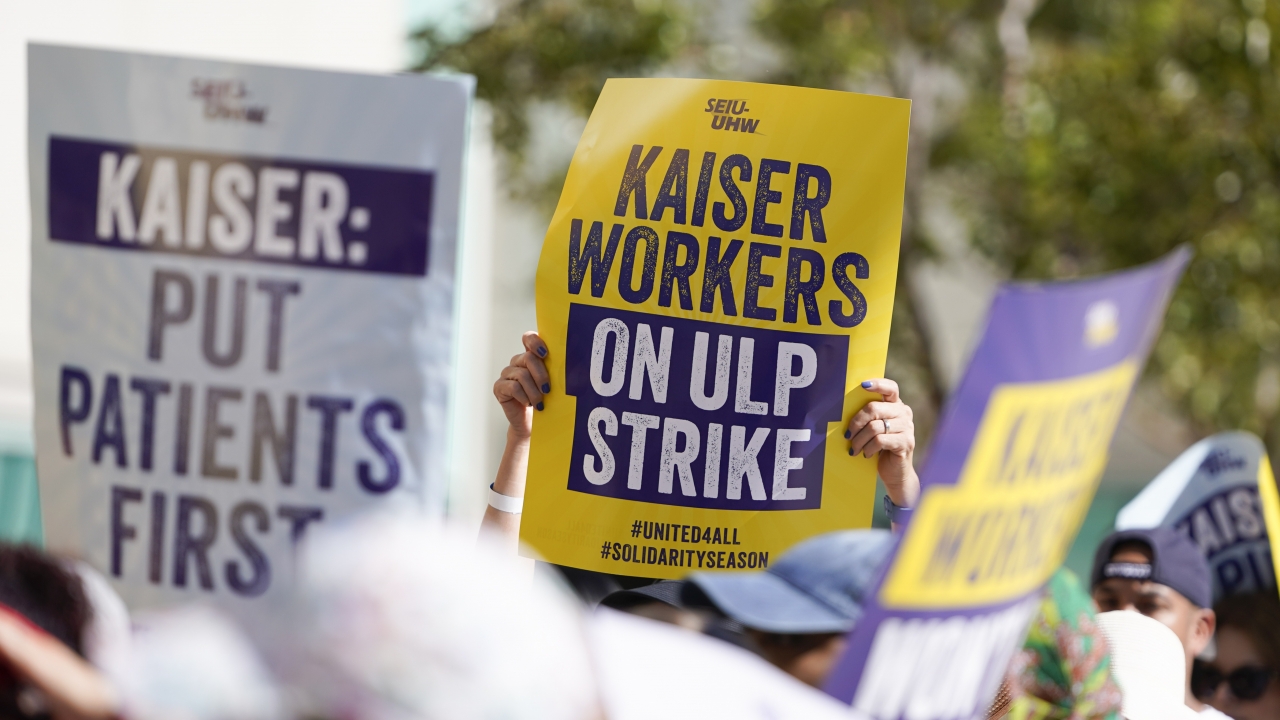 Kaiser Permanent workers picket.