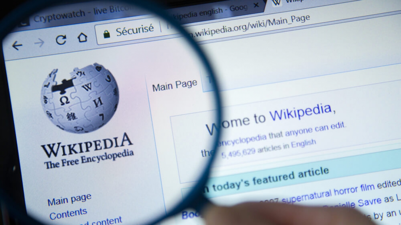 The English Wikipedia home page is shown