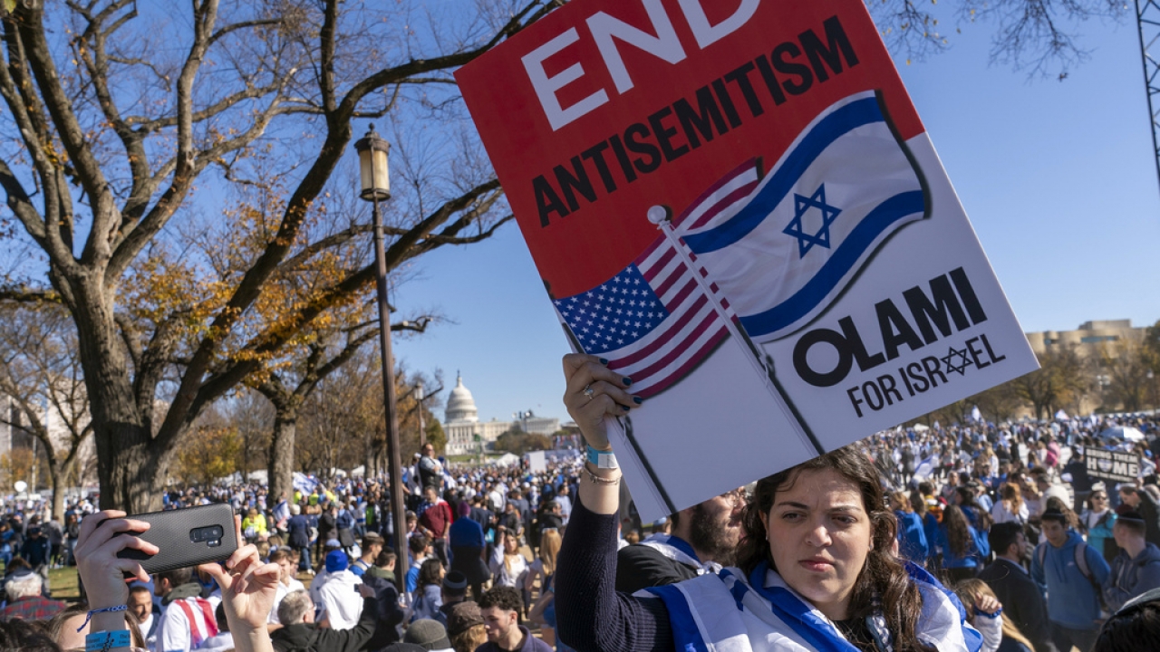 A woman holds a sign at a protest in support of Israel