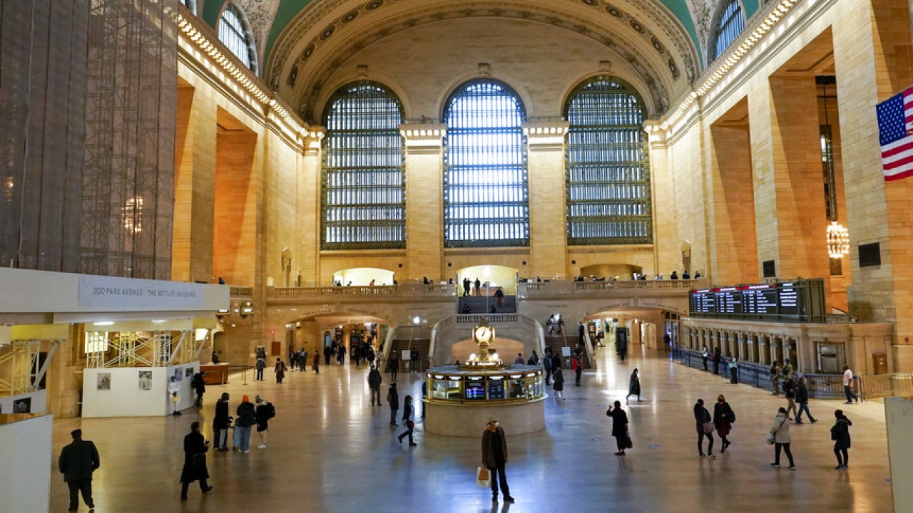 Generic image of commuters walking through the main waiting area of Grand Central Terminal.