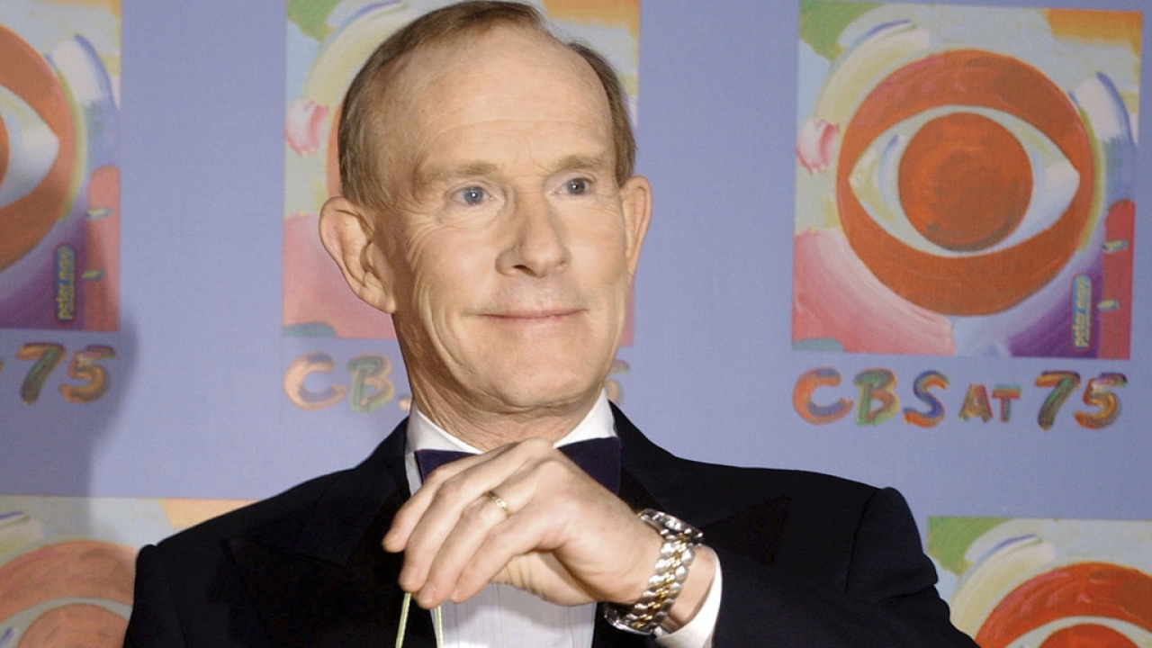 Tom Smothers does yo-yo tricks during arrivals at CBS's 75th anniversary celebration.