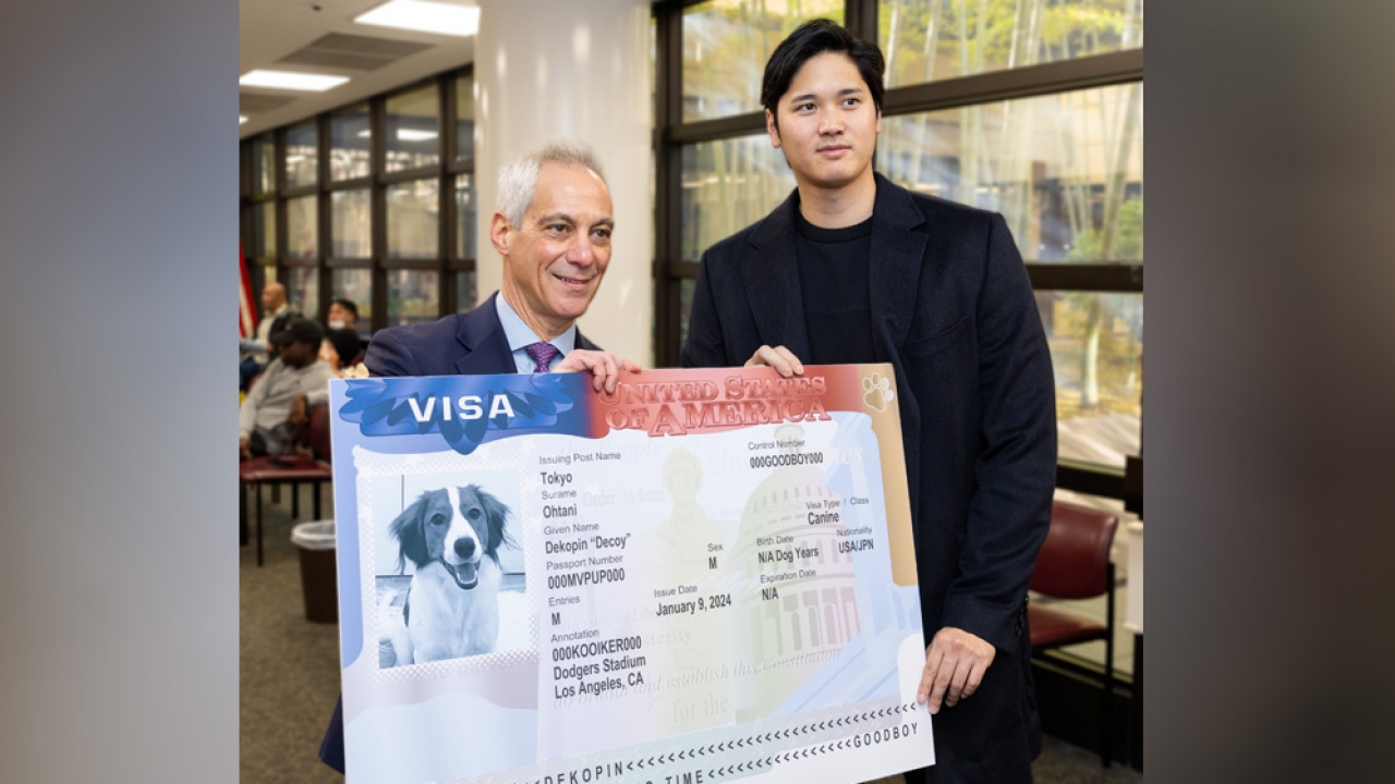 U.S. Ambassador to Japan Rahm Emanuel released images on Twitter showing the pet visa alongside Shohei Ohtani.
