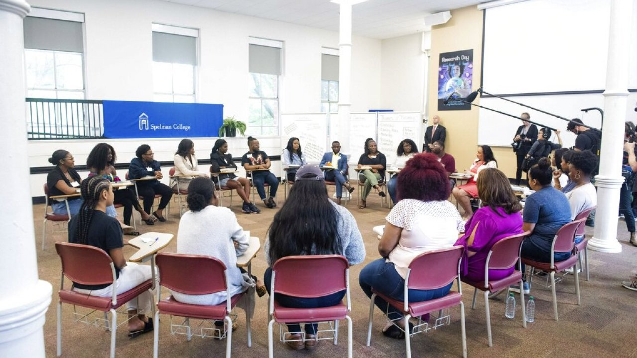 Michelle Obama speaks with students of Spelman College.