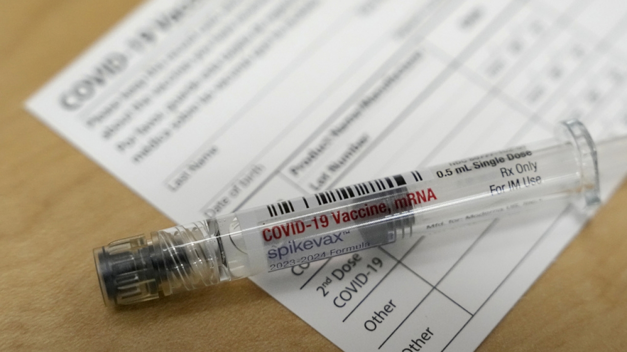 CDC says seniors should get second COVID shot of 2023-24