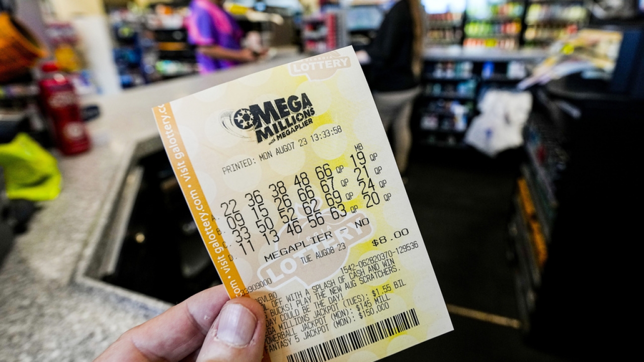 Mega Millions jackpot closing in on $1 billion after no winner