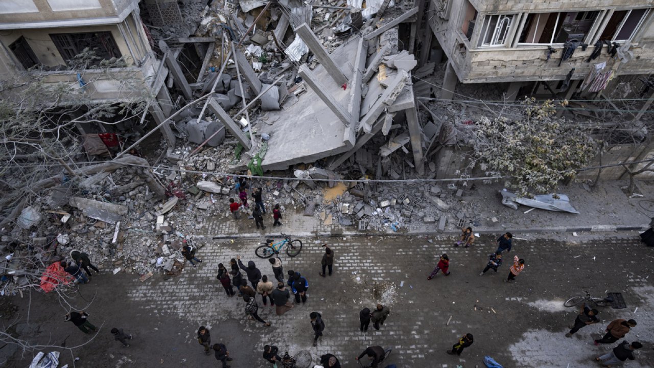 Palestinians describe Israel's ongoing raid at Gaza's main hospital