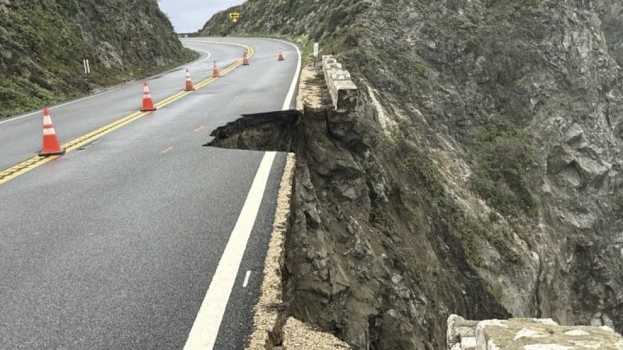 Portion of California highway falls into Pacific Ocean