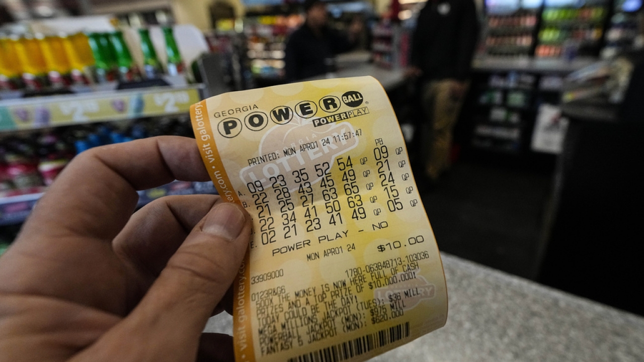 Powerball jackpot climbs to $1.09 billion after no winner