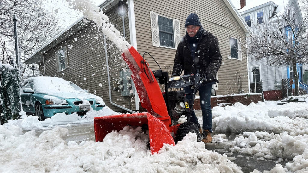 Heavy snow buries Northeast, leaving 700,000 without power