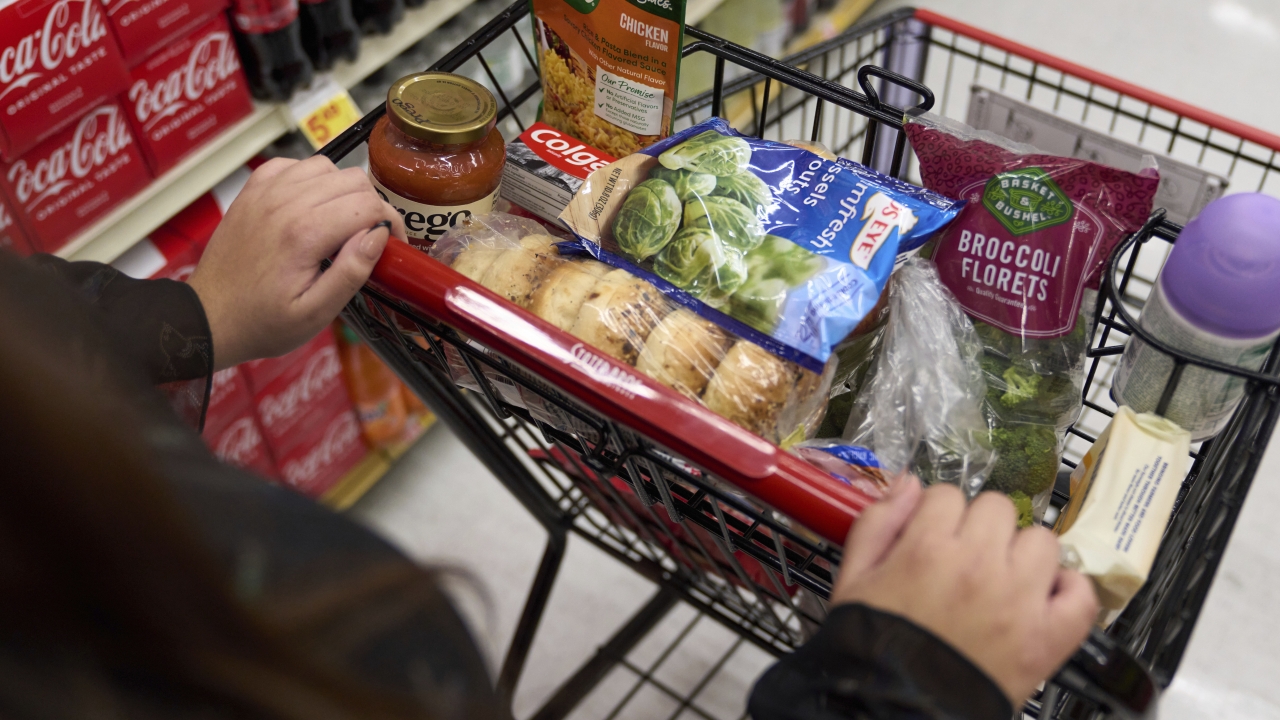 Americans struggling to afford groceries due to increasing prices