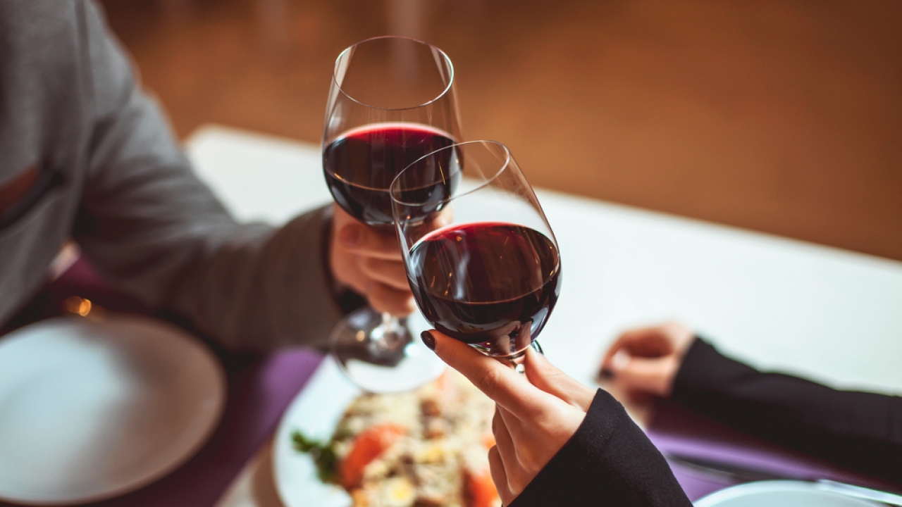 Restaurant offers free wine to diners who lock up their phones
