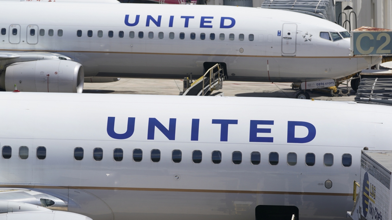 'Unauthorized person' reportedly in flight deck during MLB team flight