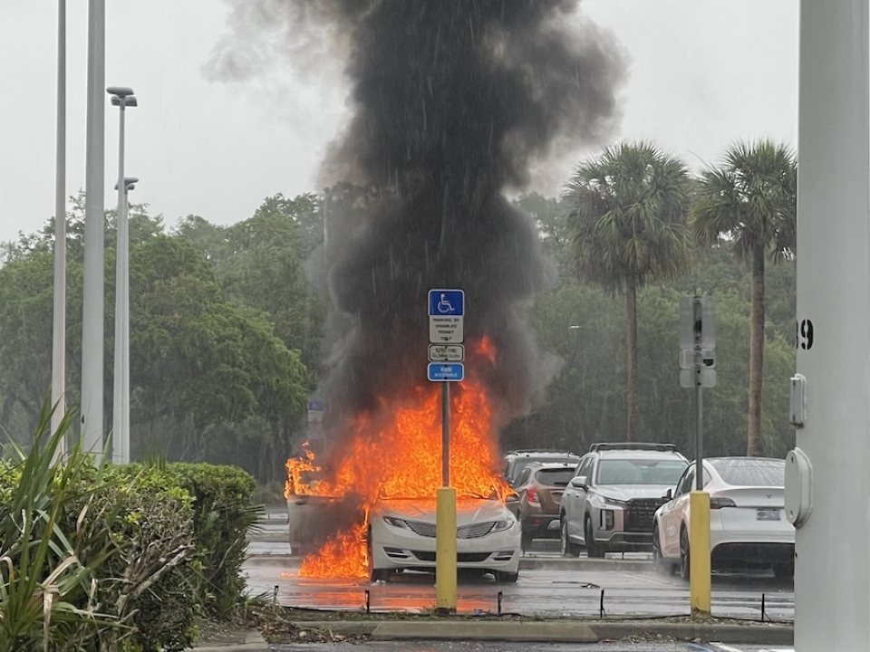 Florida woman's car catches fire with kids inside while she shoplifts