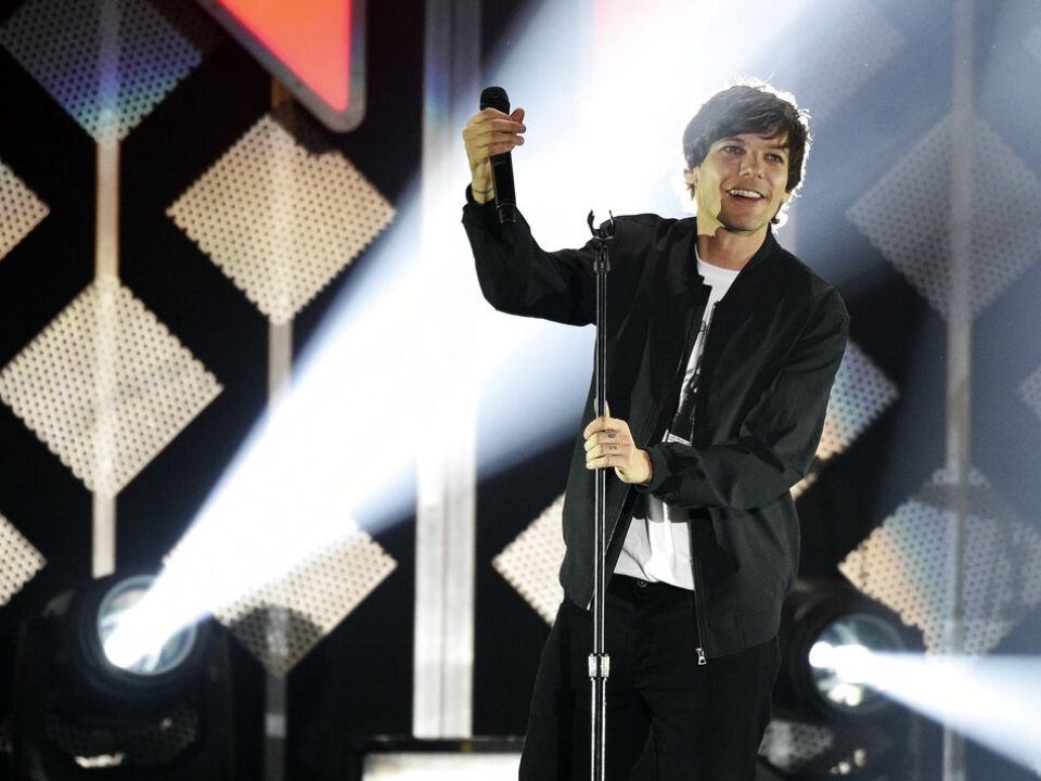 Louis Tomlinson sends message to fans pelted by hail during concert