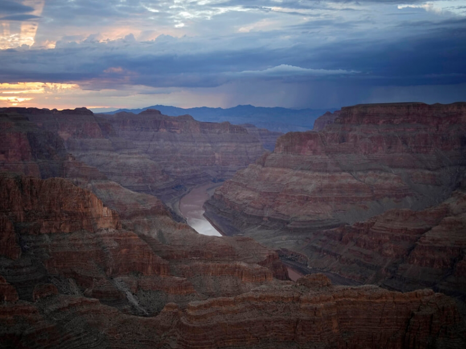 Hiker in the Grand Canyon dies following a day of extreme temperatures