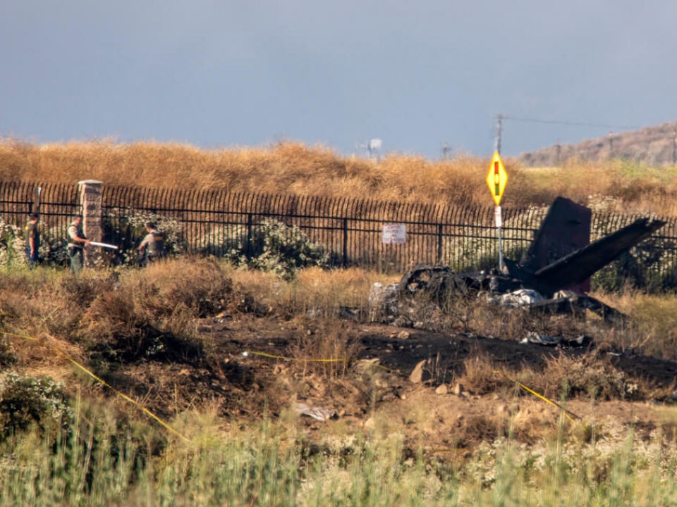 6 dead after small plane crashes and bursts into flames in California