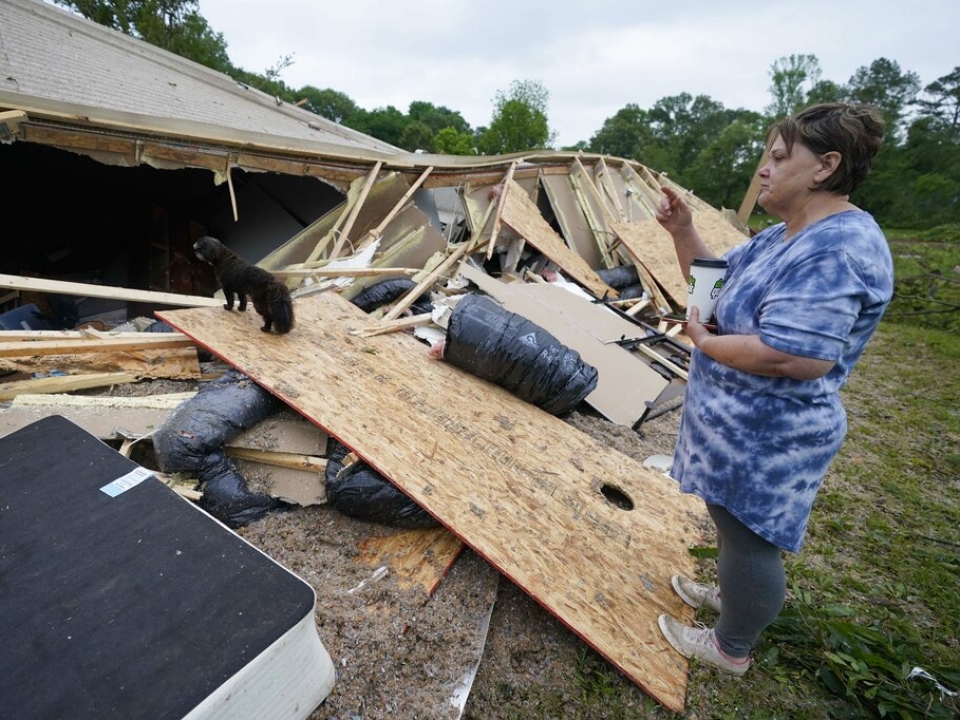 Why are mobile home residents more likely to be killed by a tornado?
