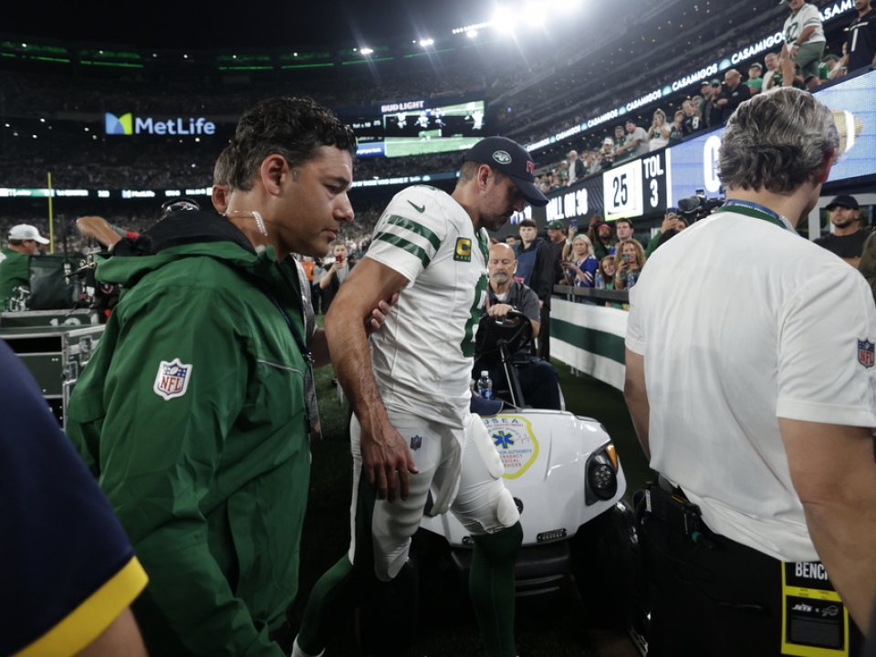 Aaron Rodgers injured 4 minutes into debut game with Jets