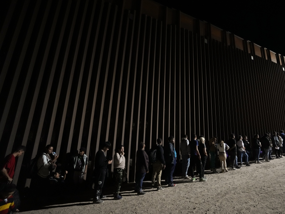 Democrats and Republicans react to Biden building border wall