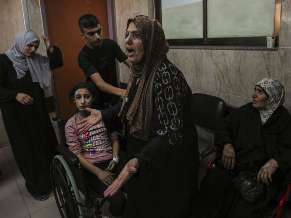 Packed Gaza hospitals say thousands could die as ground invasion looms